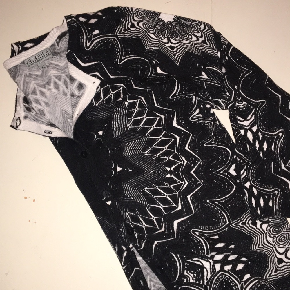🌟5/$25🌟 Patterned Cardigan - Picture 2 of 4